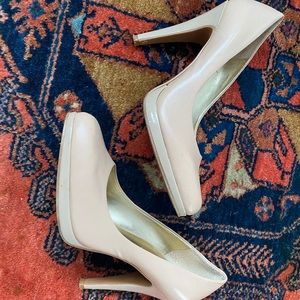 Nude pumps